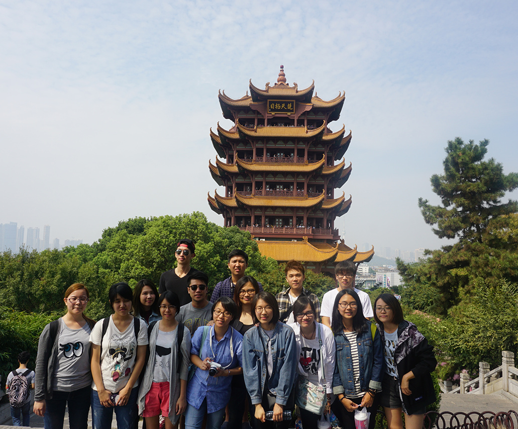 交换生参访黄鹤楼合影