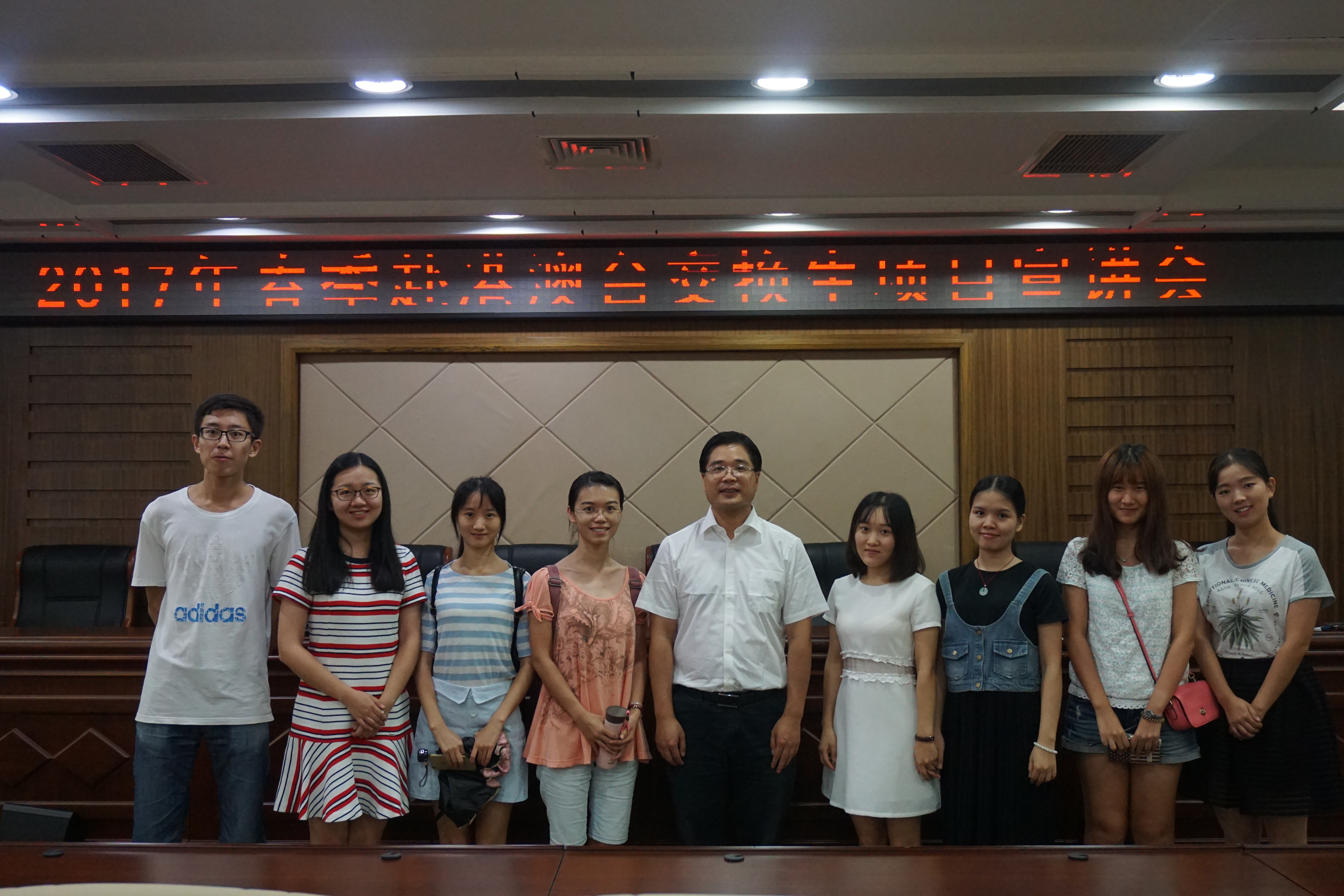 宣讲会后彭韬副主任与同学合影